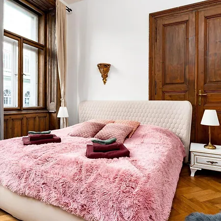 Royal Center Palace Apartment *